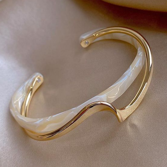 Phoebe - Valge opaal Elegantne kuldplekiga käevõru